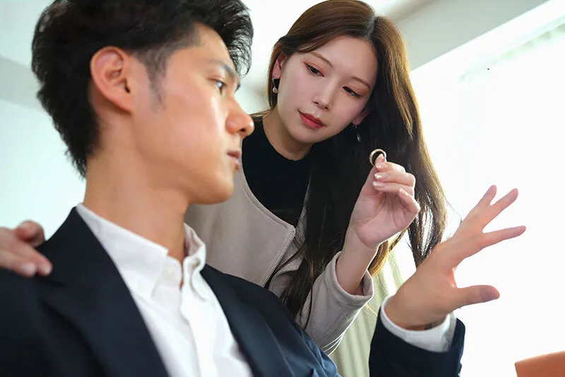 Người vợ đi đi chơi, gã chồng ở nhà bị nhỏ em bà xã gạ trả bài không trượt phát nào